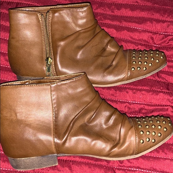 Cute brown ankle booties. - Picture 3 of 6